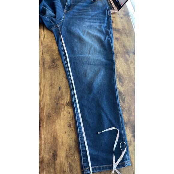 Chicos Women’s Blue  Denim 1.5/S So SlimmingCropDistressed Pants Office/Casual - Picture 6 of 9